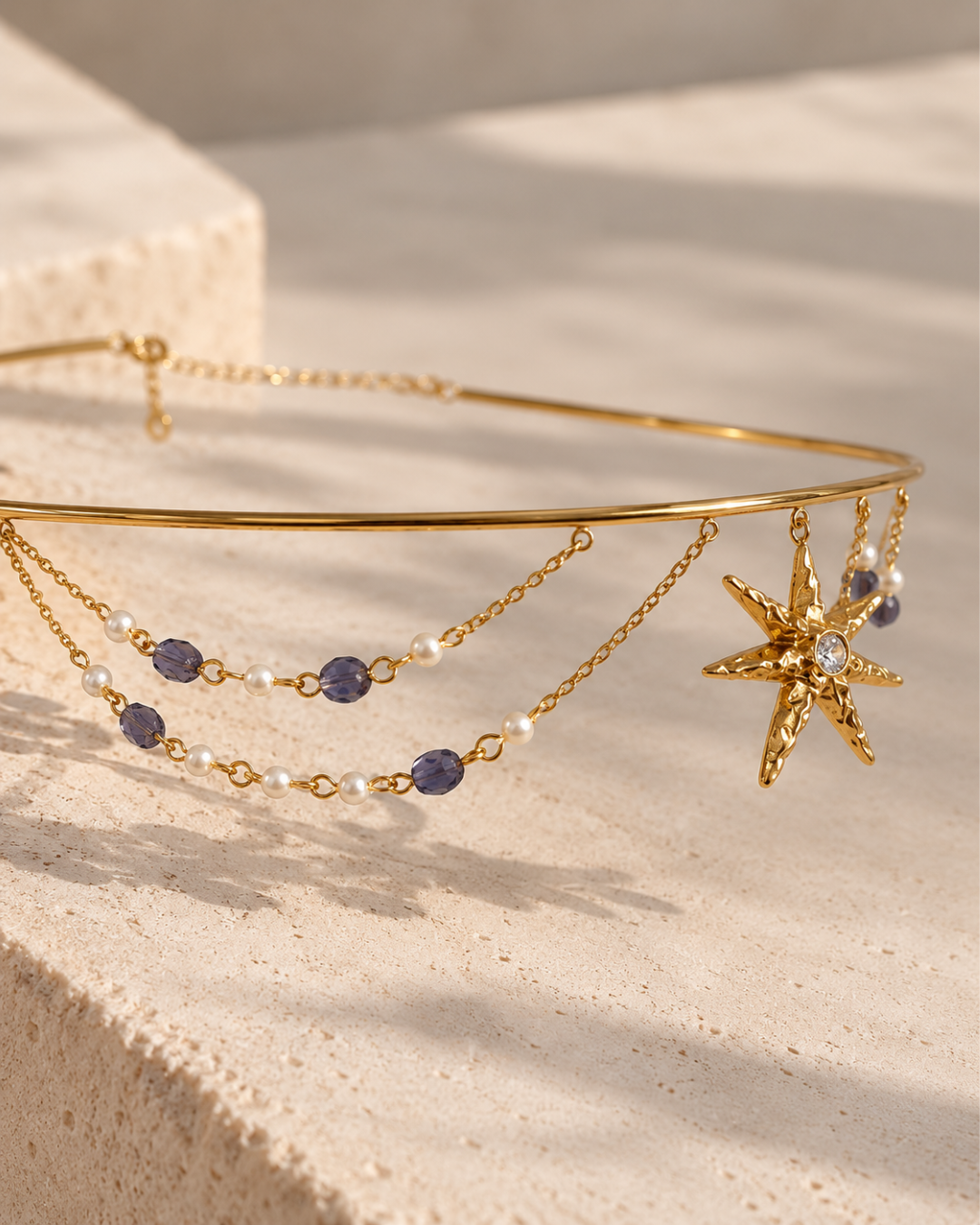 Choker Aurore de Hanalima: aro rígido dorado con cadenas, cuentas lavanda y estrella central