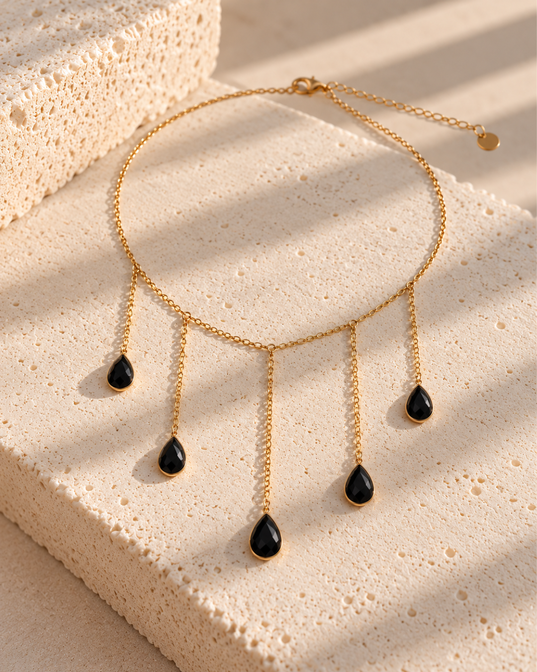 Collar Octavia de Hanalima: choker con gotas negras colgantes