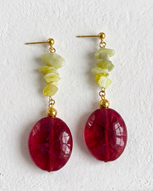 Pendientes Yara chips jade amarillo gota oval fucsia artesanales Hanalima