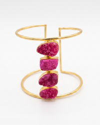 Brazalete Druzy Fucsia dorado piedras druzy artesanal hecho a mano Hanalima