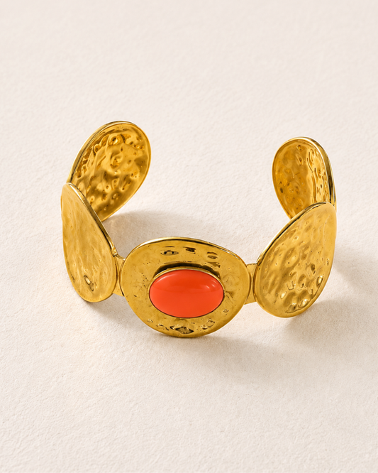 Brazalete Nia Coral con piedra oval en concha coral y cinco discos martelé